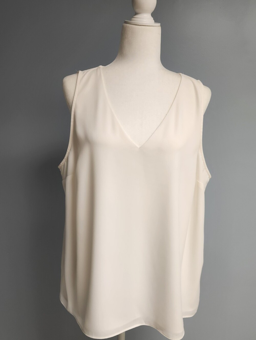 Nine West Cream V-Neck Sleeveless Camisole